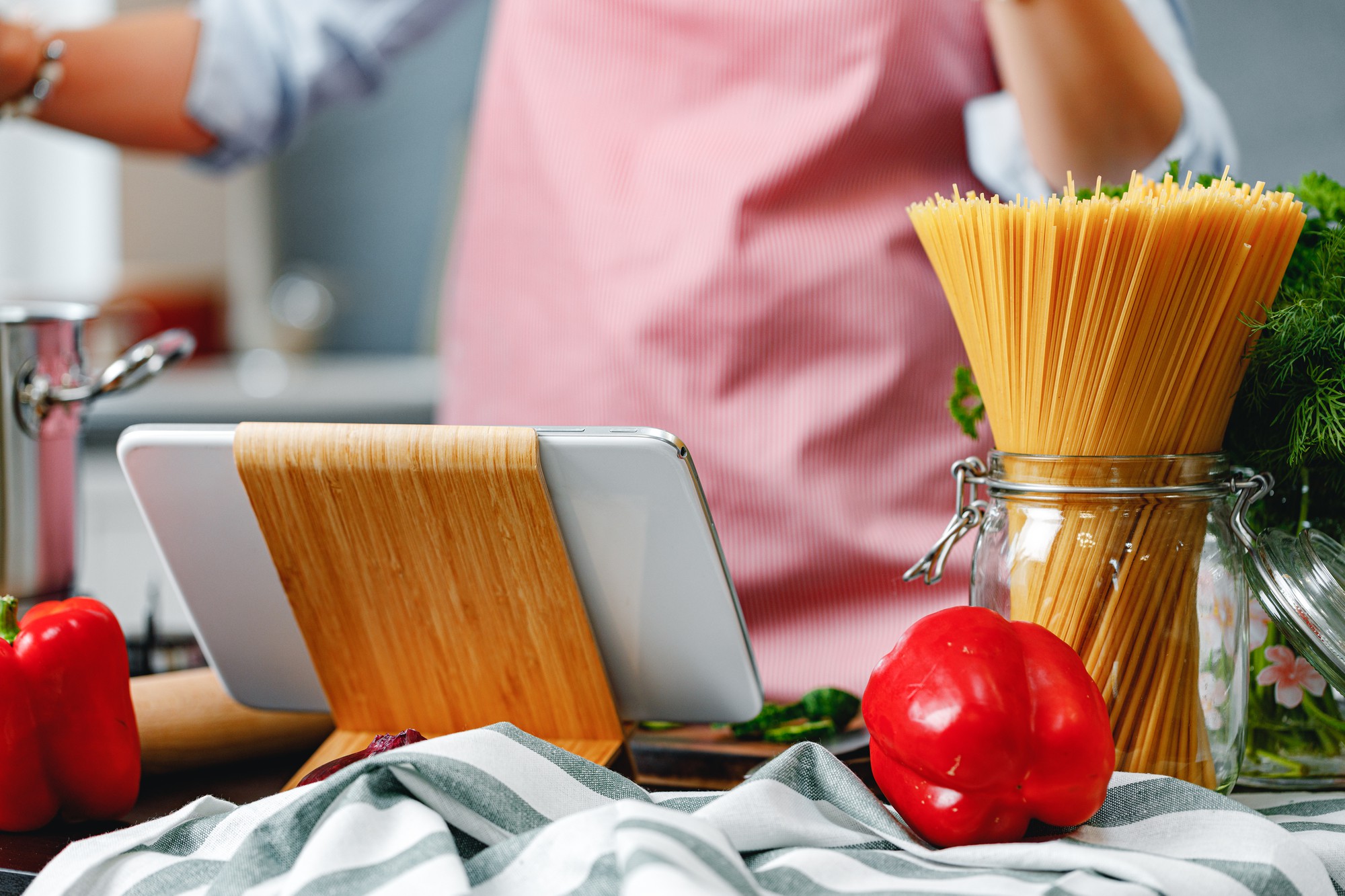 Studio cucina con utensili e laptop